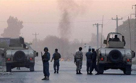 Lực lượng an ninh Afghanistan tại hiện trường một vụ đánh bom.